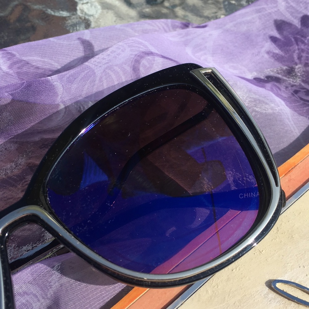Sunglasses - Picture 3 of 5